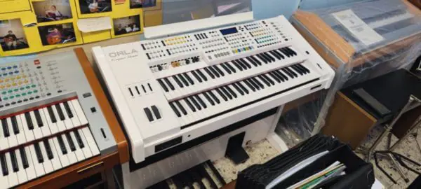 ORLA Orgel GT8000 COMPACT WEISS HOCHGLANZ | gebraucht